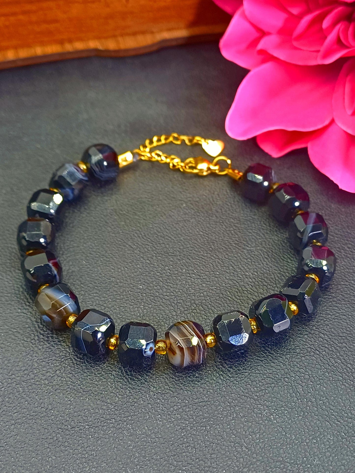 Çelik Aparatlı Küp Kesim Siyah Akik Kadın Bileklik