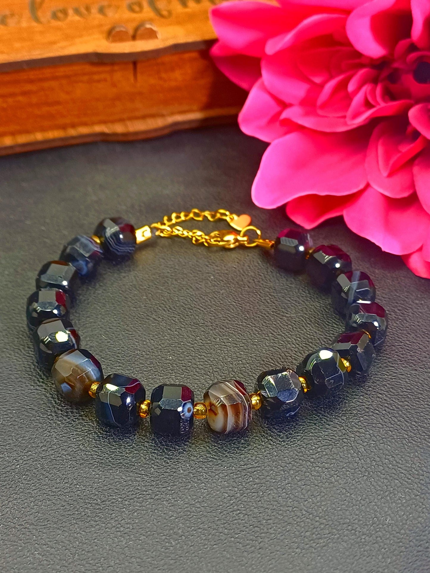 Çelik Aparatlı Küp Kesim Siyah Akik Kadın Bileklik