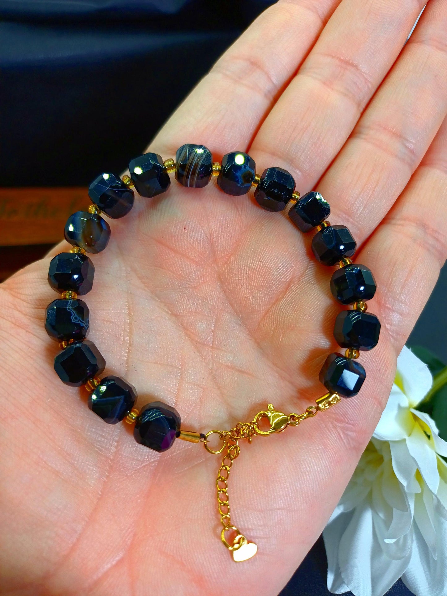 Çelik Aparatlı Küp Kesim Siyah Akik Kadın Bileklik