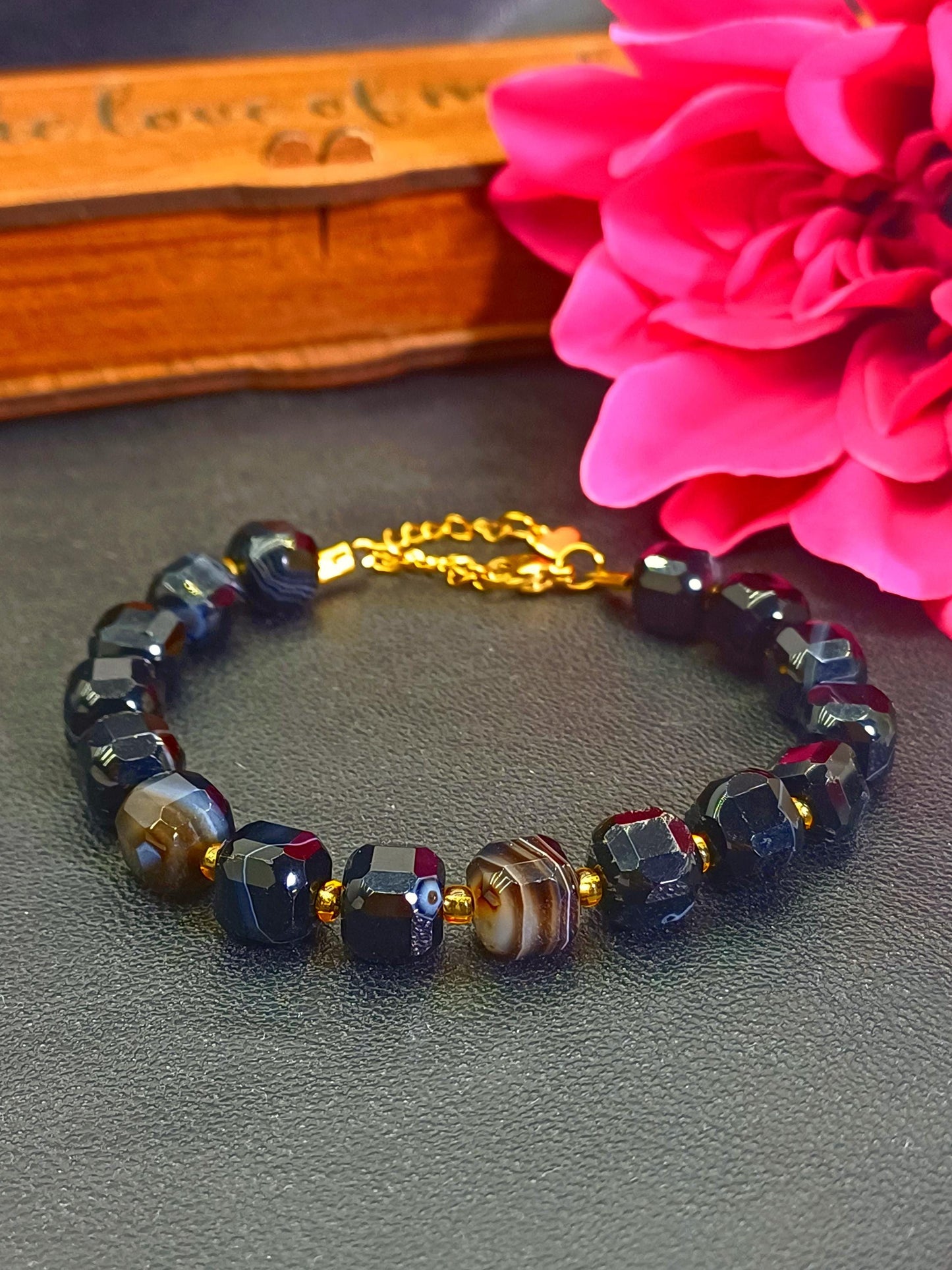 Çelik Aparatlı Küp Kesim Siyah Akik Kadın Bileklik