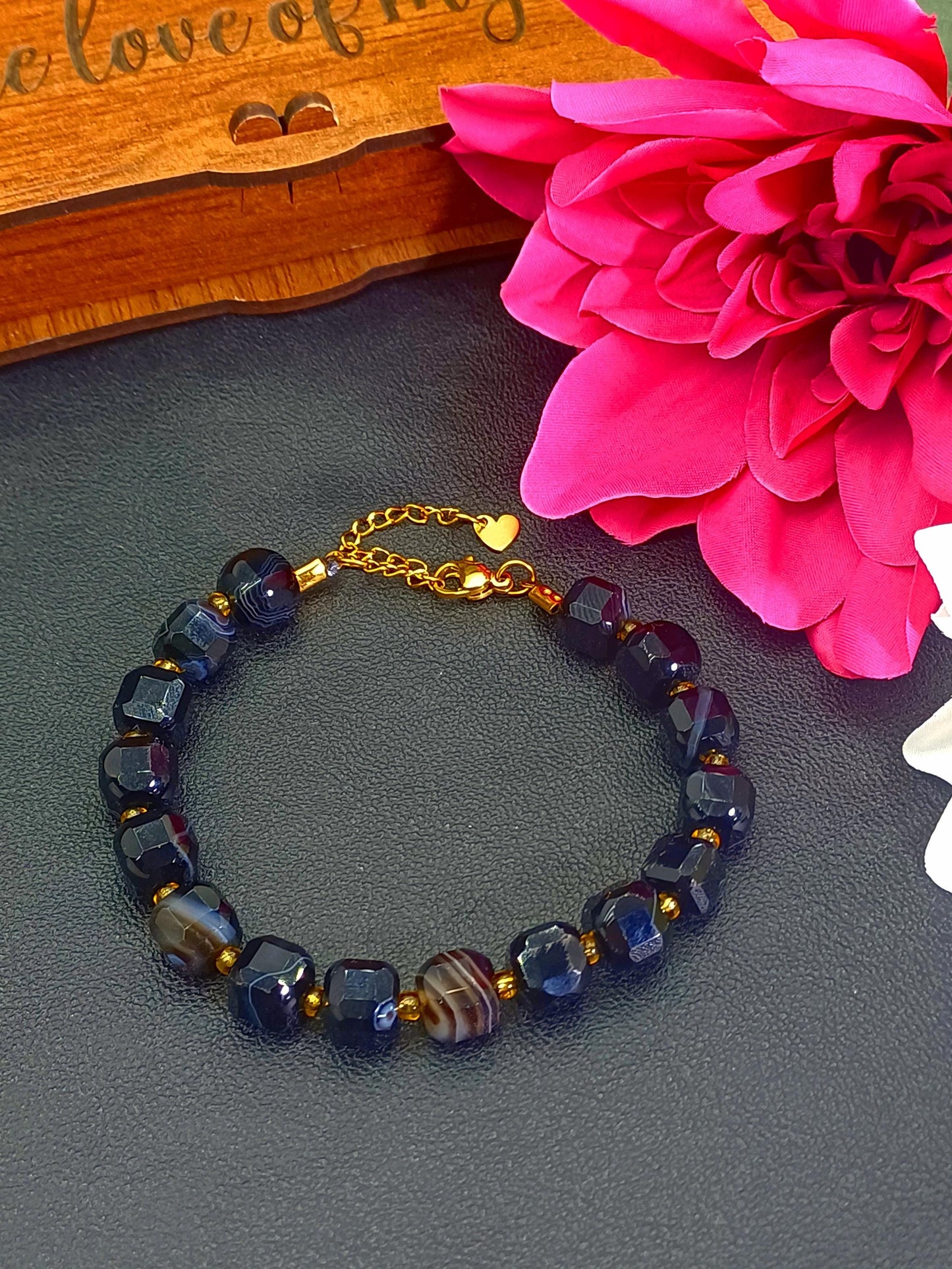 Çelik Aparatlı Küp Kesim Siyah Akik Kadın Bileklik